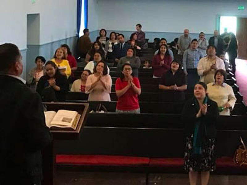 El rdo. Pedro Pablo Morataya dirige el servicio de adoración en la Primera Iglesia Presbiteriana Hispana de Oakland, California. (Foto contribuida)