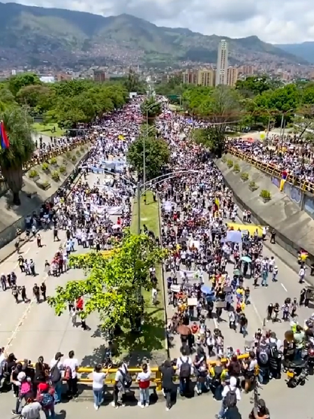 Manifestantes toman las calles en Medellín, Colombia. (Foto por Edwin Dávila)