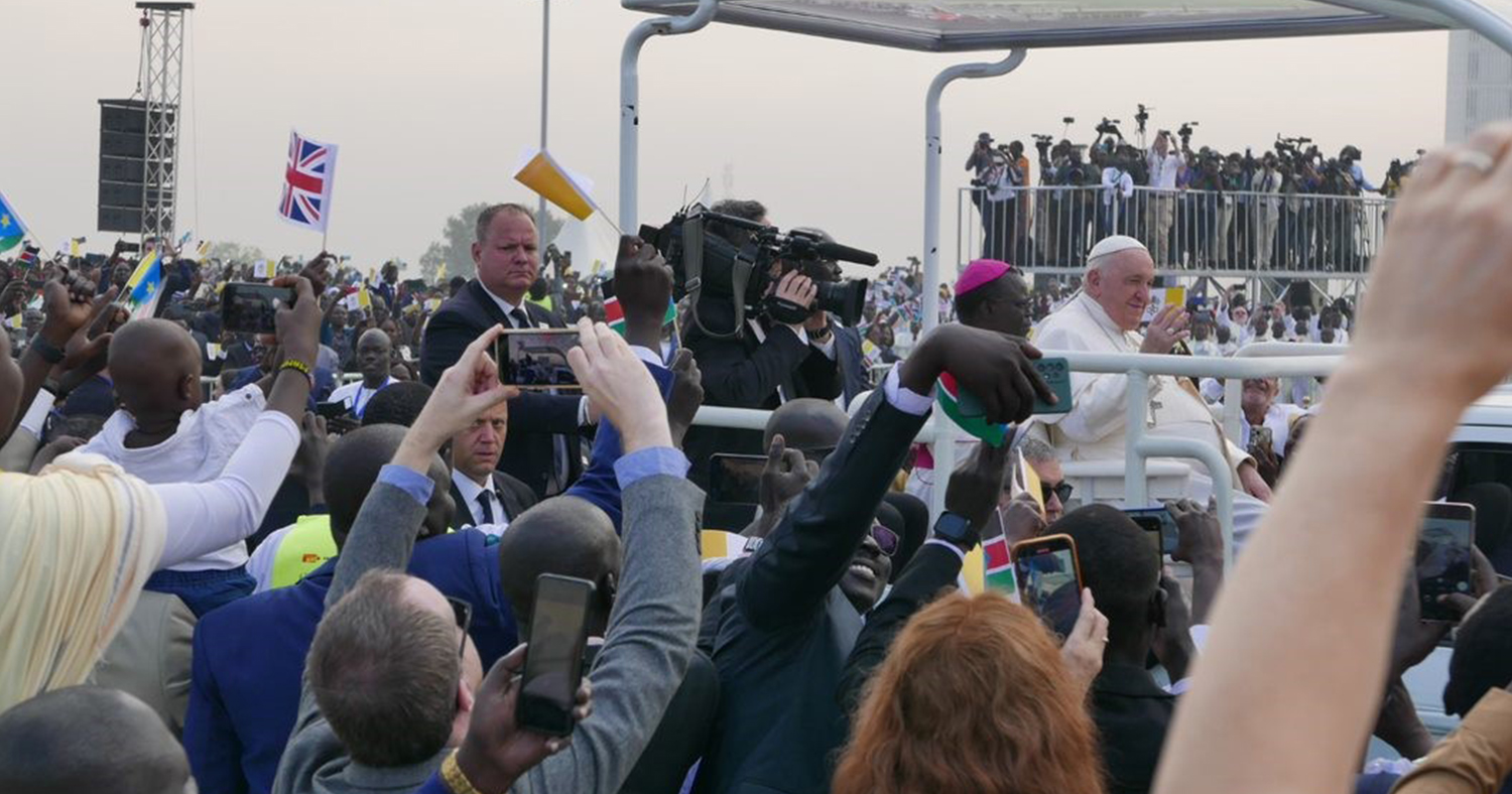 Crowd greeting Pope Francis, February 4.