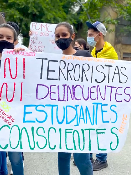 Un cartel de protesta en Medellín dice: "Ni terroristas ni delincuentes, estudiantes con conciencia". (Foto de cortesía)
