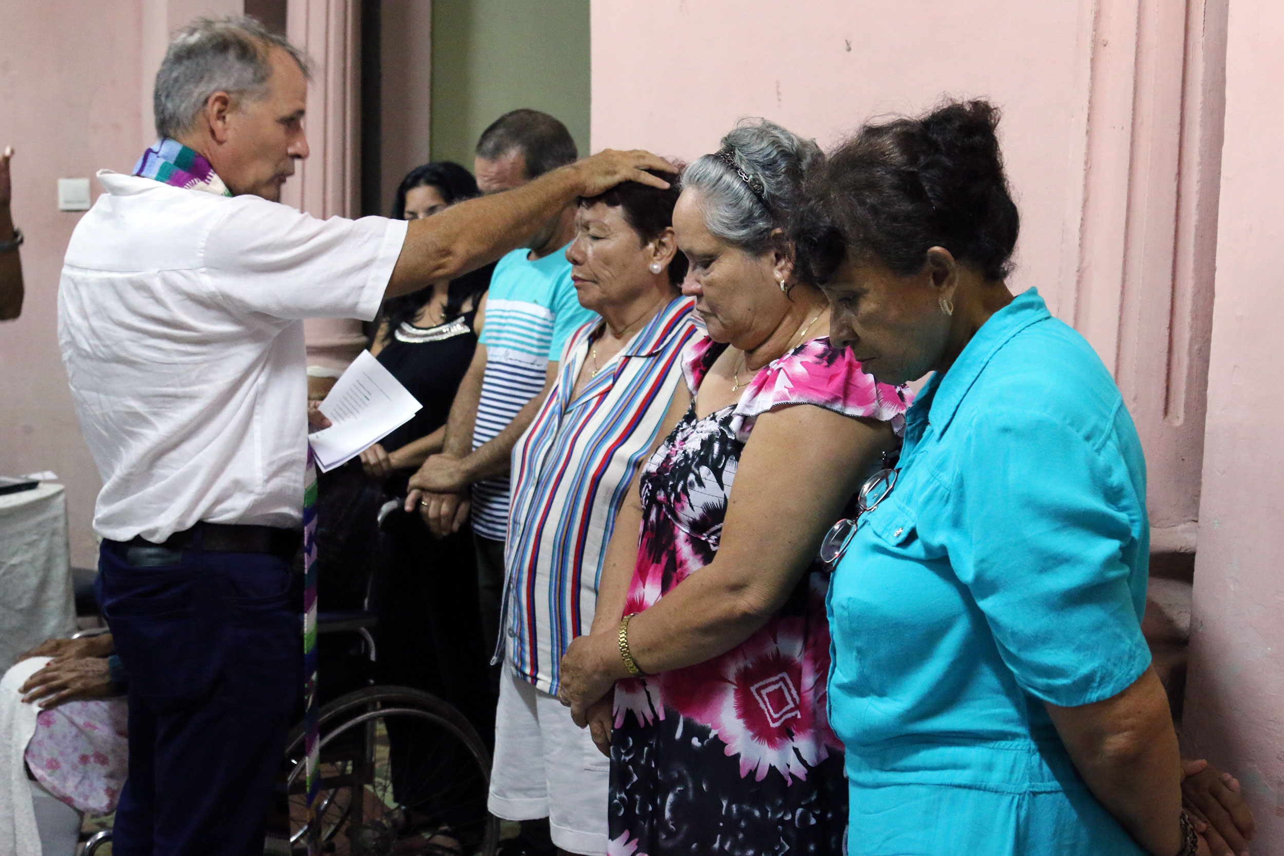 Ary Fernandez baptizes Xiomara Alonso as other new members of the Presbyterian Mission in Holguin look on.